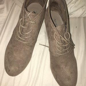 Women’s tan wedges